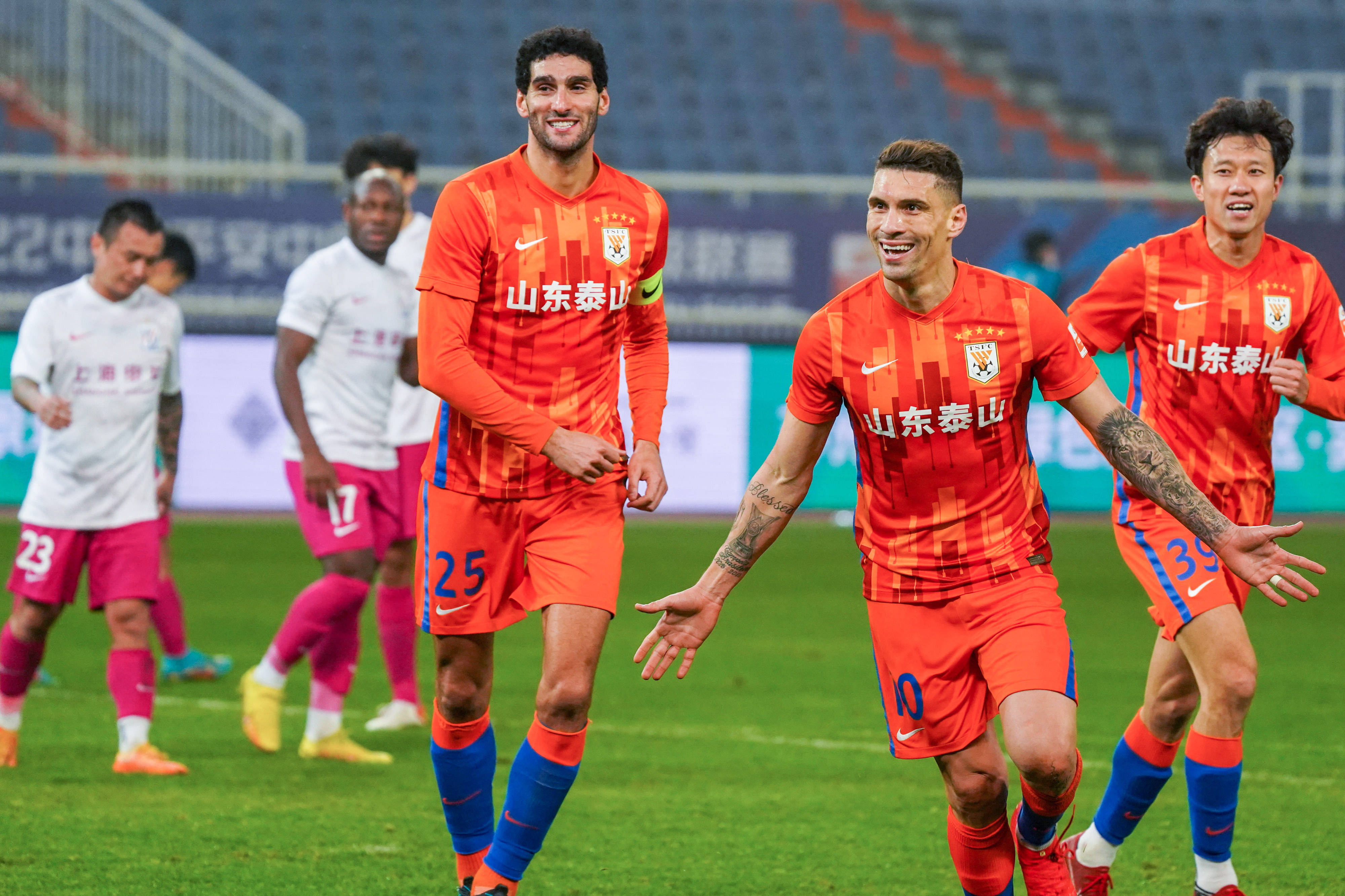 中超冲刺阶段再迎强敌；夏洛特黄蜂扳平良机；主帅态度：球迷炸锅；赛季目标并未改变的简单介绍